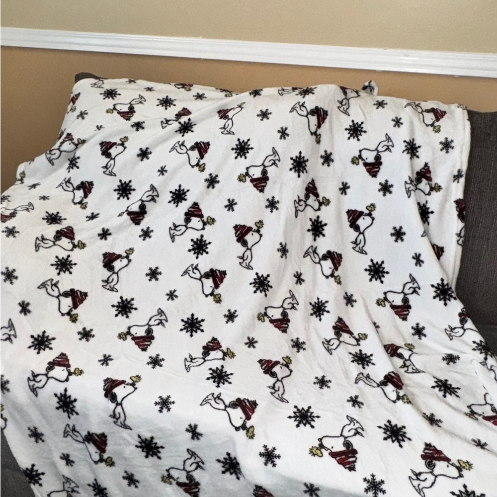 Peanuts / Snoopy White and Black Plush Blanket